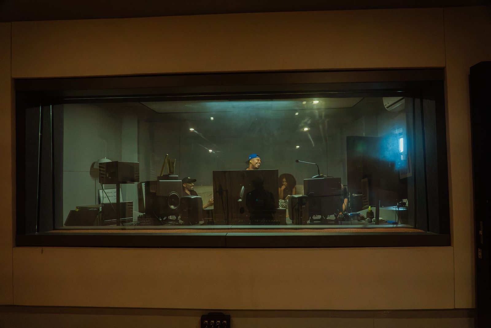 Artistas grabando en el estudio de Cuaryen